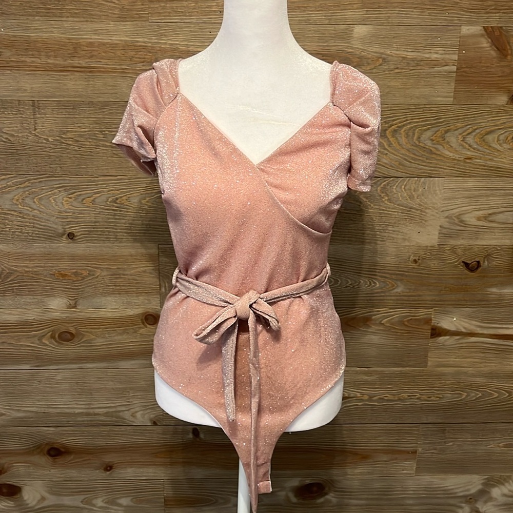 NWT Fashion Nova pale pink glitter body suit. Short puffy sleeves. Large